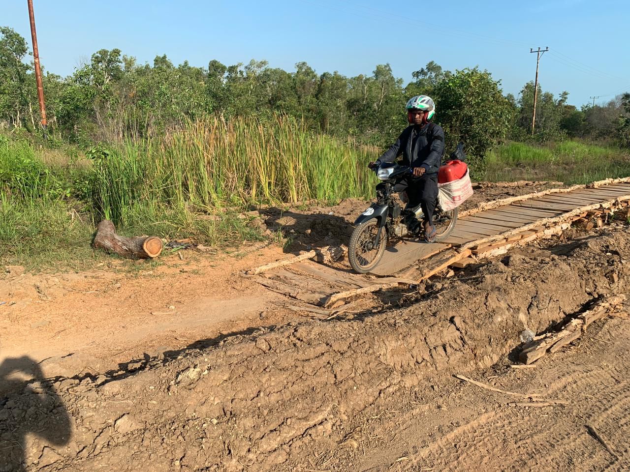 Satgas Yonif 511/DY Membantu Perbaikan Jalan Kampung di Perbatasan RI-PNG