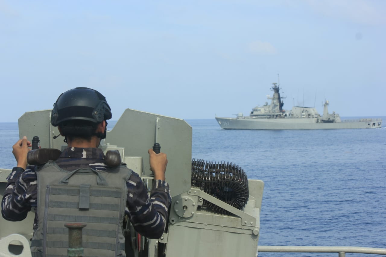 KRI Bung Tomo-357 dan KRI Cut Nyak Dien-375 Operasi Guspurla Koarmada I Laksanakan Latihan di Laut Jawa