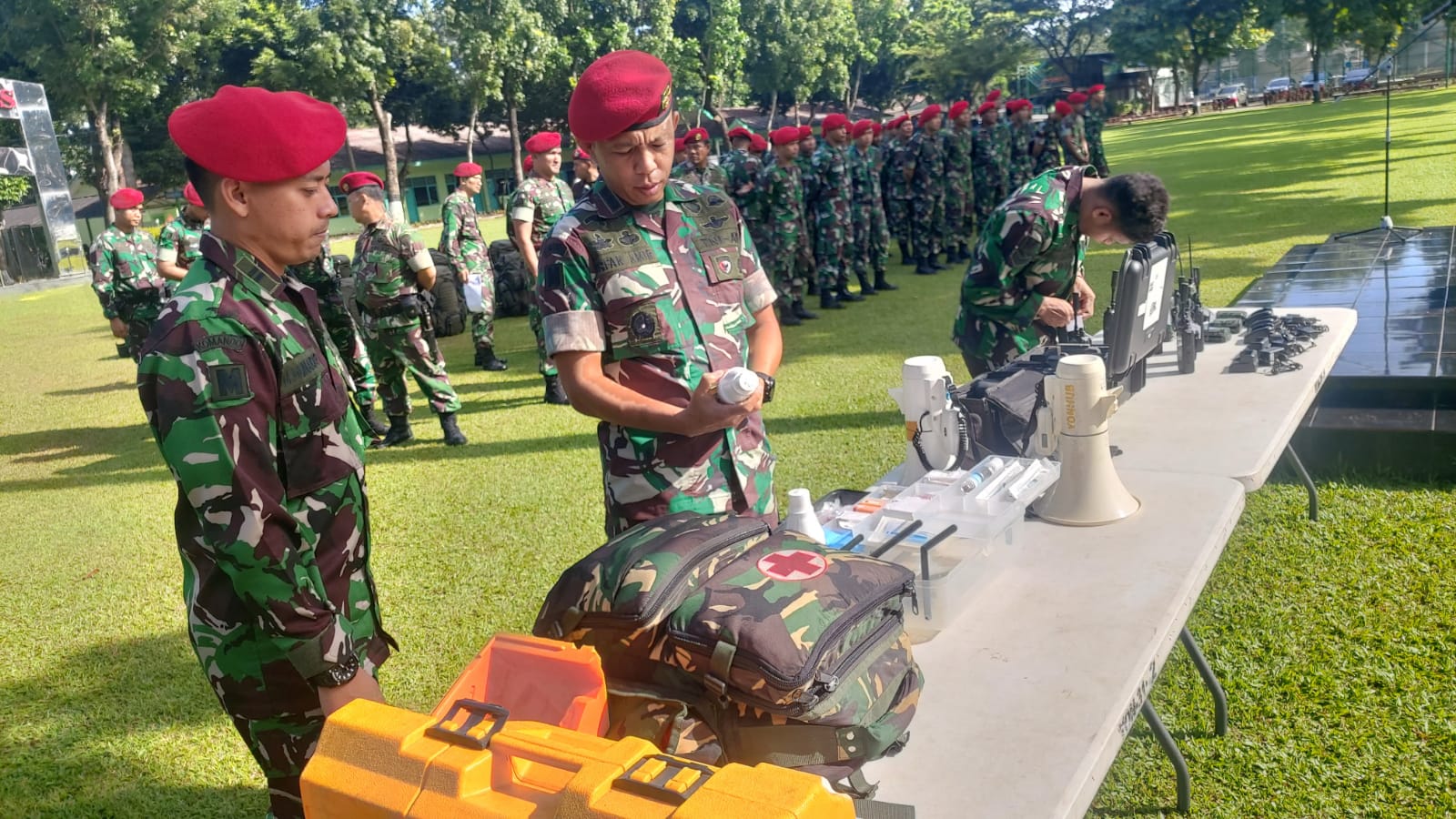 Prajurit Kopassus Terjun Bantu Penanganan Awal Gempa Cianjur Hari kedua