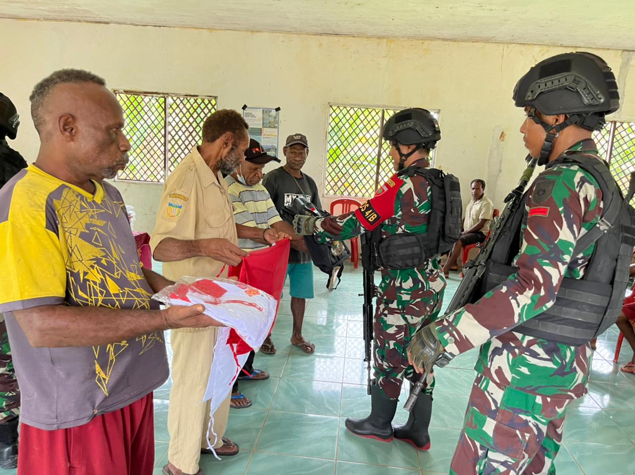 Satgas Pamtas RI-PNG Yonif 725/Woroagi Kibarkan Bendera Bersama Masyarakat di Ujung Timur Indonesia