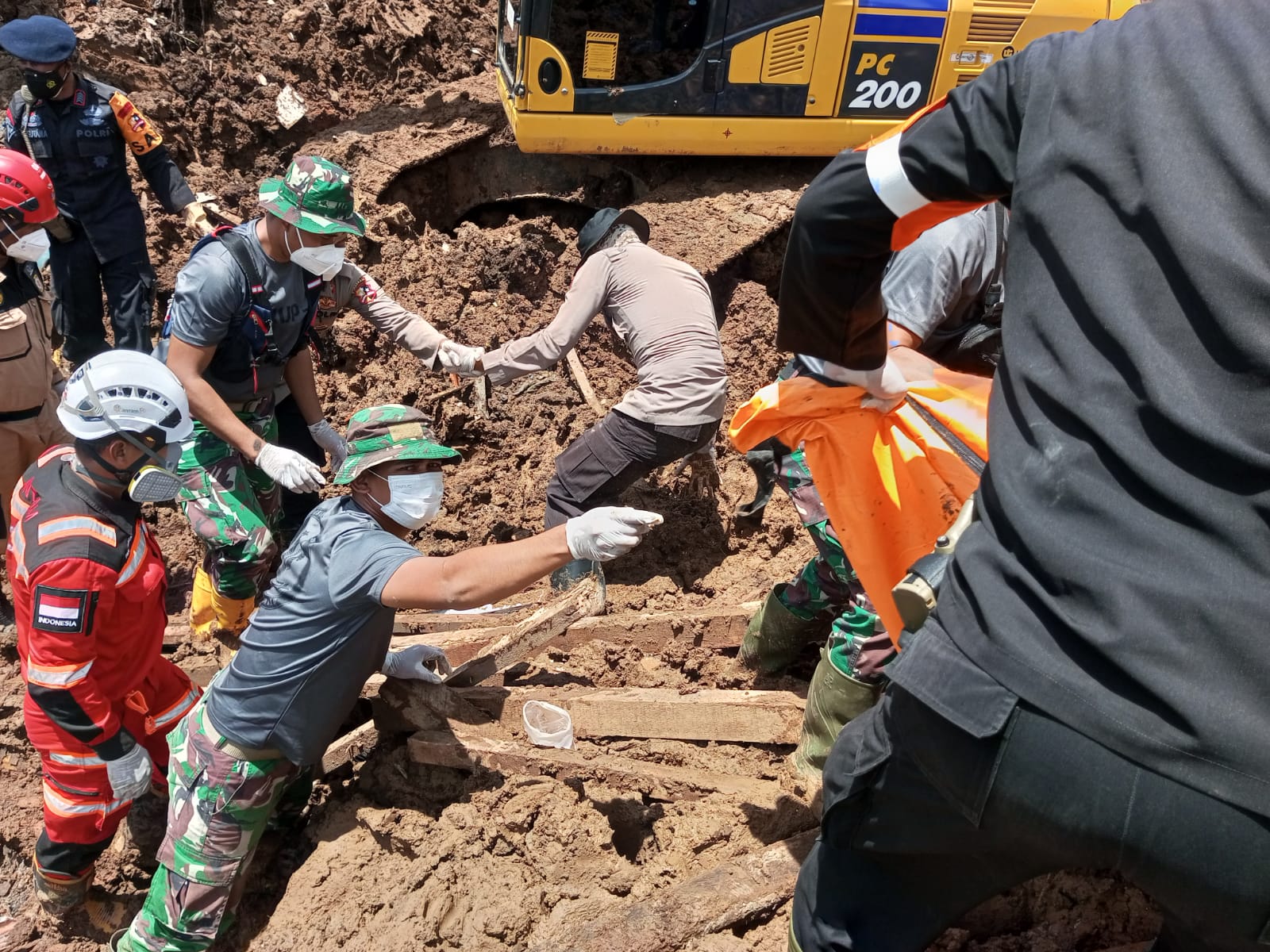 Kopassus Bersama Polri dan Relawan Bersihkan Puing-Puing Pasca Gempa Cianjur