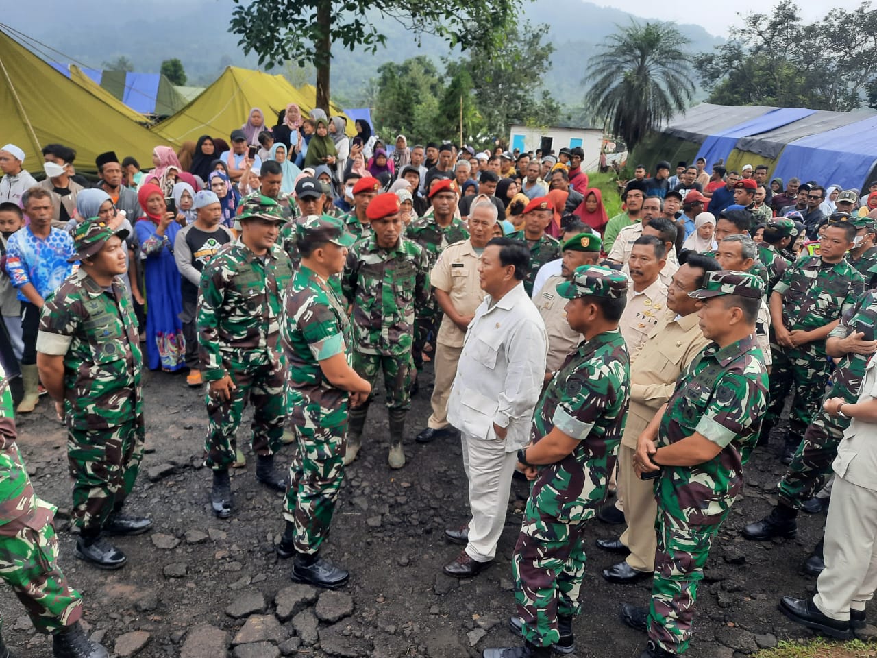 Bersama Wakasad, Menhan RI Kunjungi Posko Bantuan Bencana Kopassus untuk Cianjur