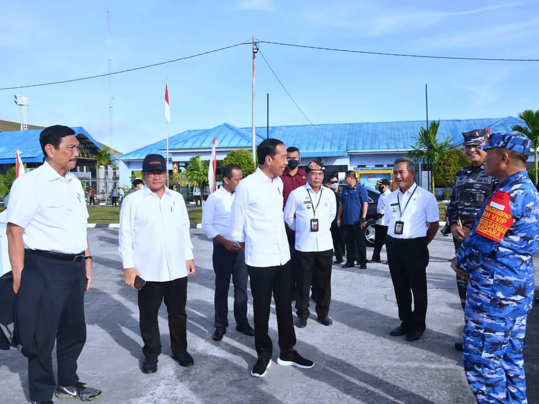 Makan Siang Bersama Pekerja Pembangunan Proyek IKN, Presiden Jokowi Ajak Ngobrol dan Beri Sepeda