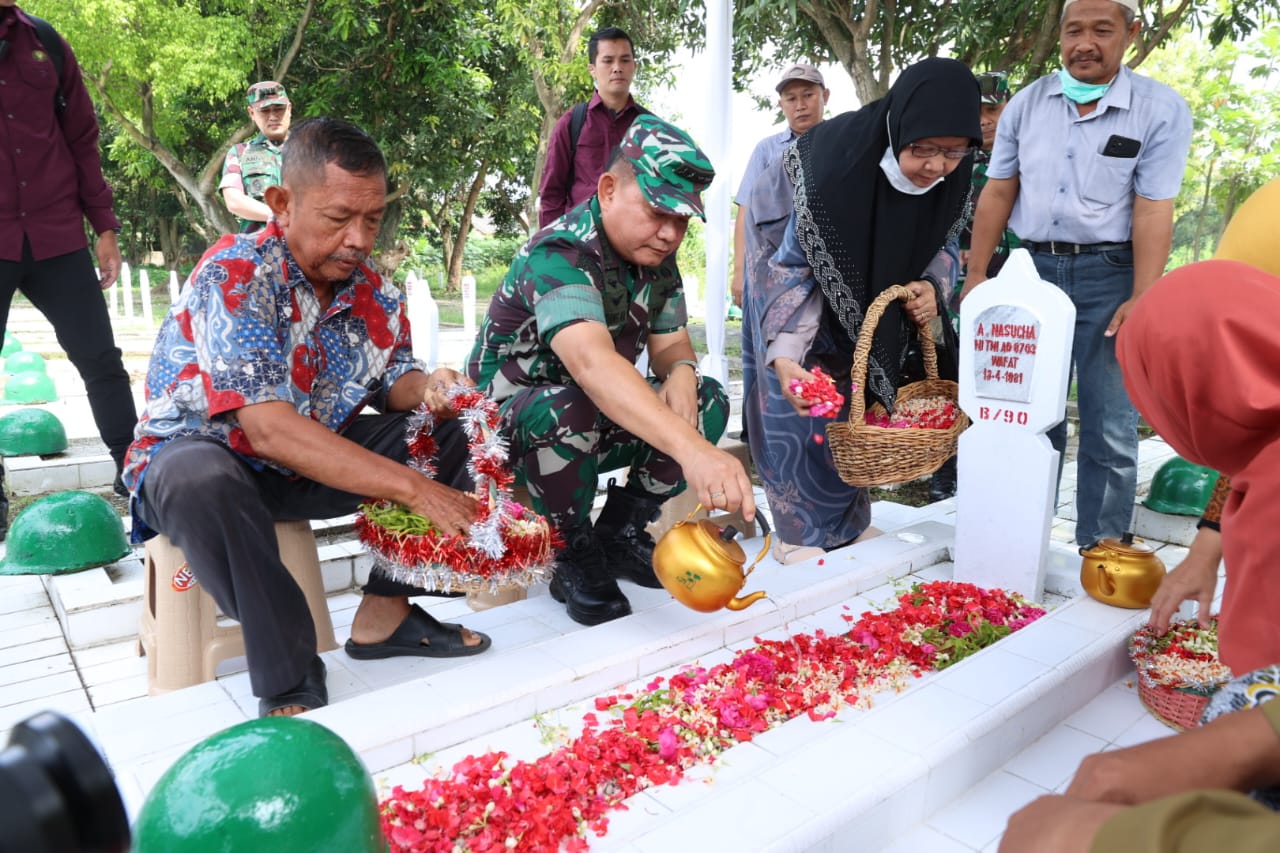 Kasad Ziarah ke TMP Kesenden dan Tinjau Pembangunan Masjid Syarif Abdurachman