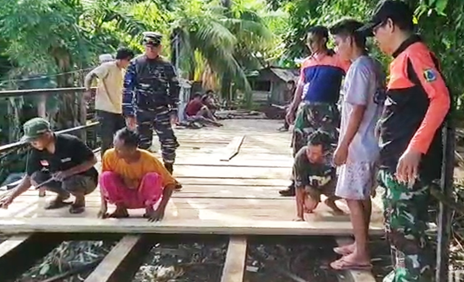 Prajurit TNI AL Baksos Membuat  Jembatan Kampung Lombok, Desa Calabai