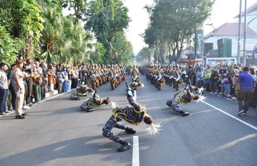 Ribuan Masyarakat Surabaya Sambut Kirab GS Gita Jala Taruna AAL