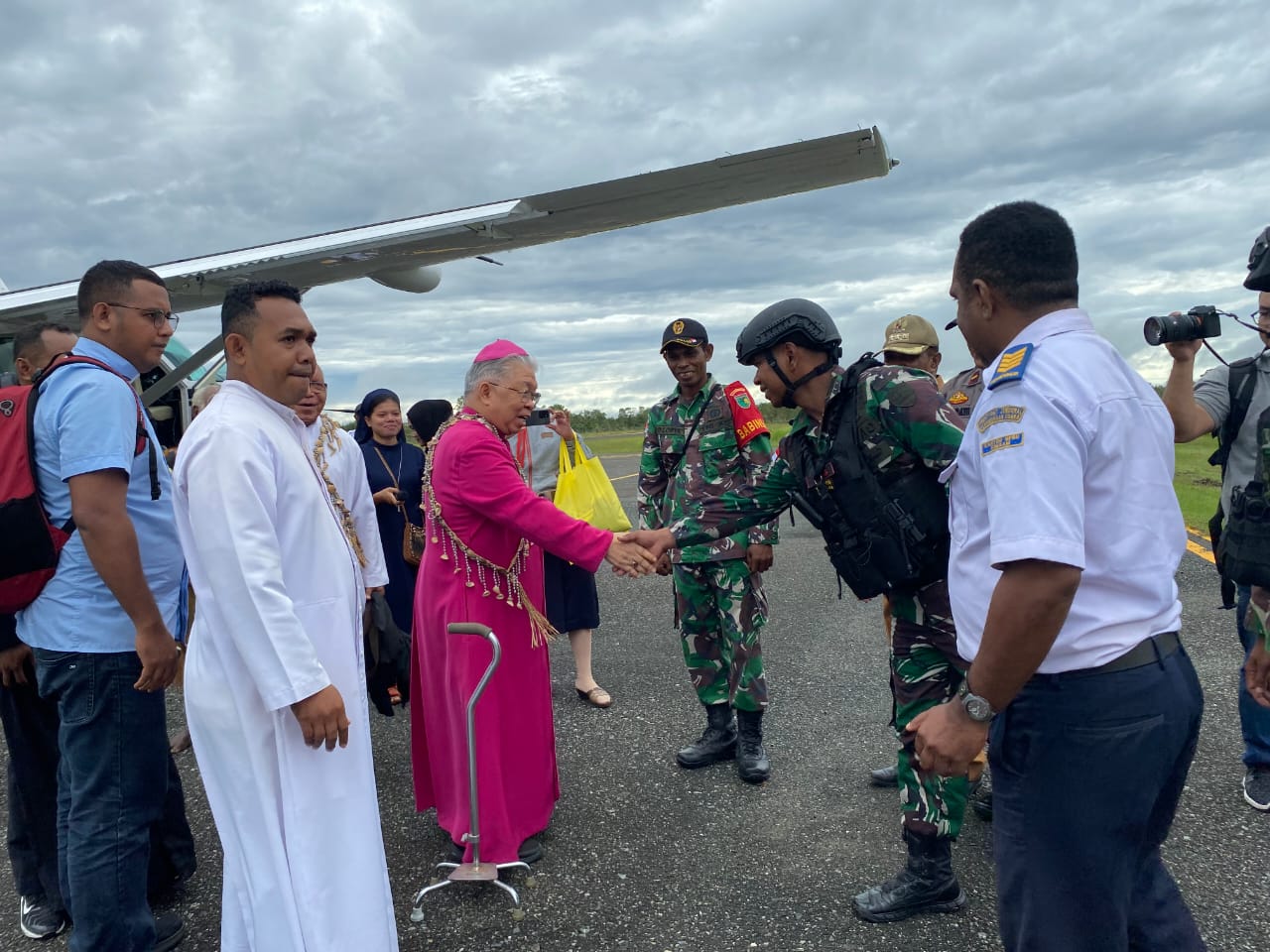 Satgas Yonif 125/SMB Bersama Polsek Kimaam Kawal Kunjungan Uskup Agung di Distrik Kimaam