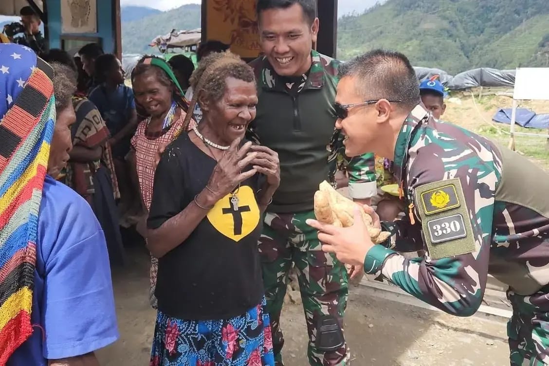 Keakrapan Warga Kampung Holomama dengan Yonif Para Raider 330 Usai Pulang Ibadah