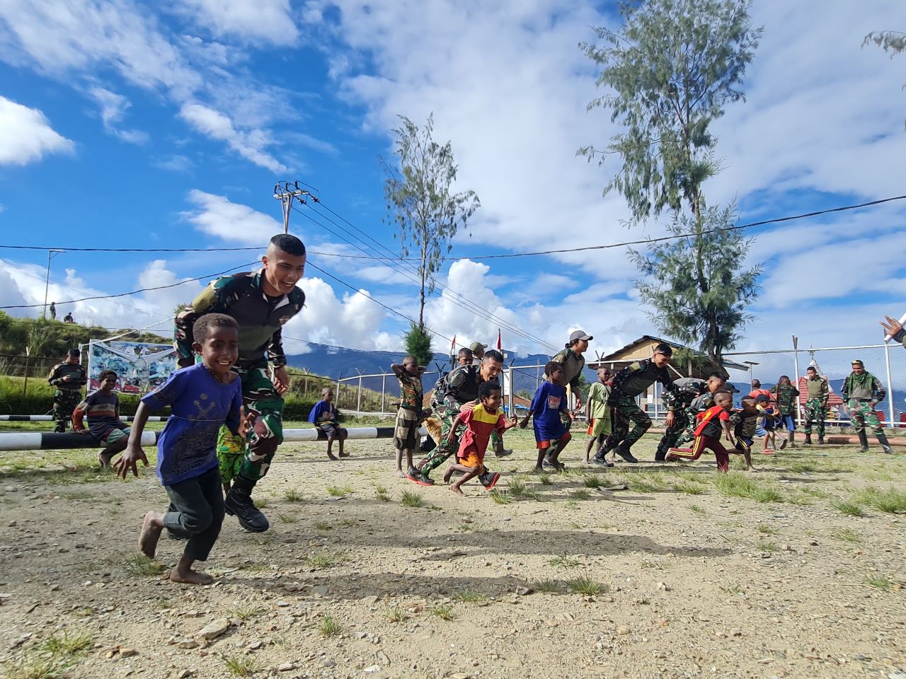 peringati Hari Anak Nasional bersama Satgas Yonif Para Raider 330/Tri Dharma