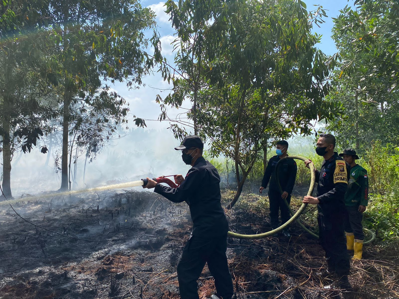 Dansatbrimob Polda Kalbar Turun Langsung Melakukan Pemadaman Api Dilokasi Karhutla