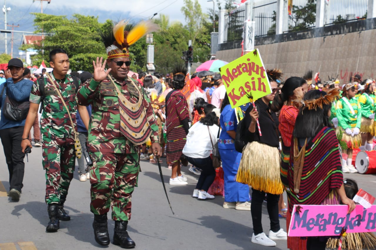 Noken Street Fashion HUT Ke 78 Republik Indonesia, Dandim 1702/JWY Ikut Memeriahkan Karnaval Budaya Lembah Baliem