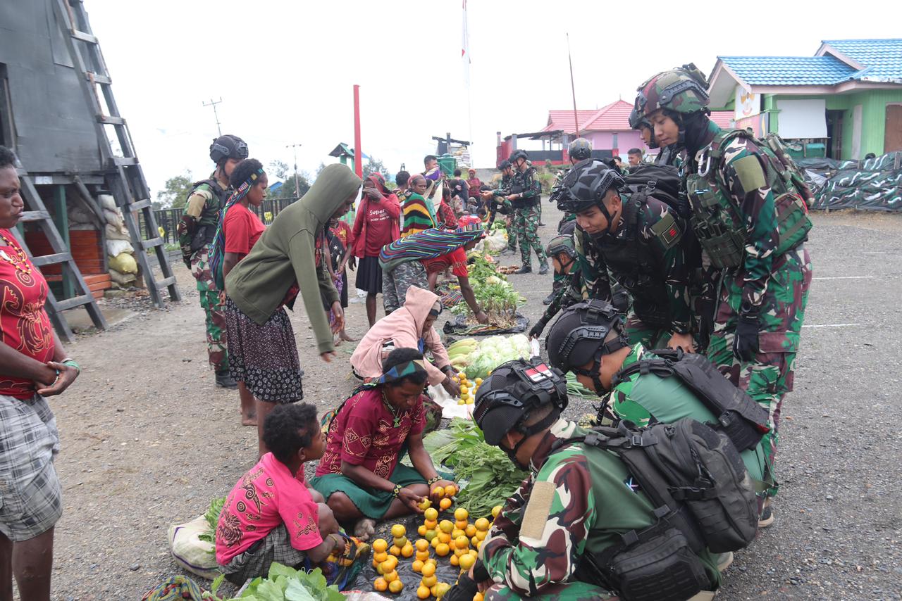 Satgas Pamtas Mobile Yonif Para Raider 330/Tri Dharma Gelar Pasar Rakyat Spesial Kemerdekaan RI ke-78