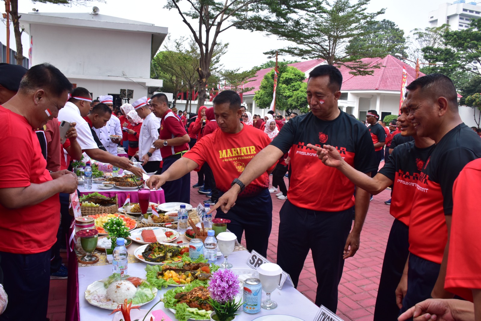 Komandan Korps Marinir di Tengah-Tengah Prajurit