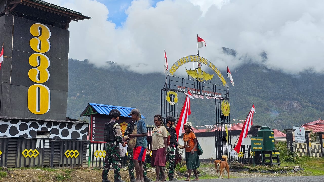 Intan Jaya Darurat Minyak Tanah, Satgas Yonif PR 330/Tri Dharma Bagikan Nasi Bungkus