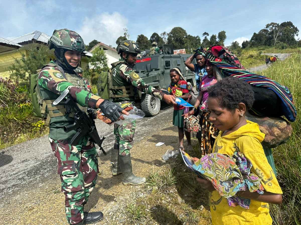 Satgas Yonif 509 Bantu Warga Kampung Mamba Bawah