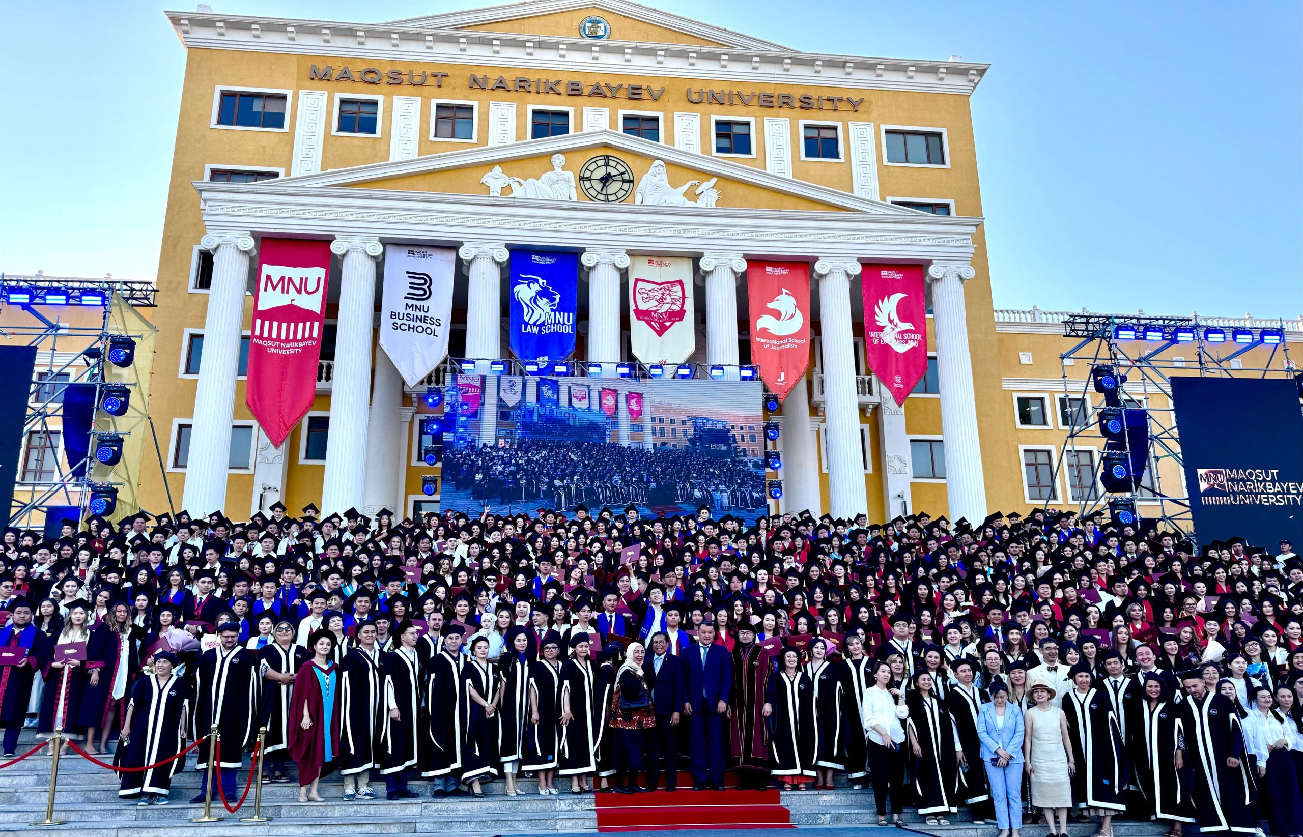 Medali Pendidikan Untuk Dubes Fadjroel dan Wisuda Mahasiswa Indonesia