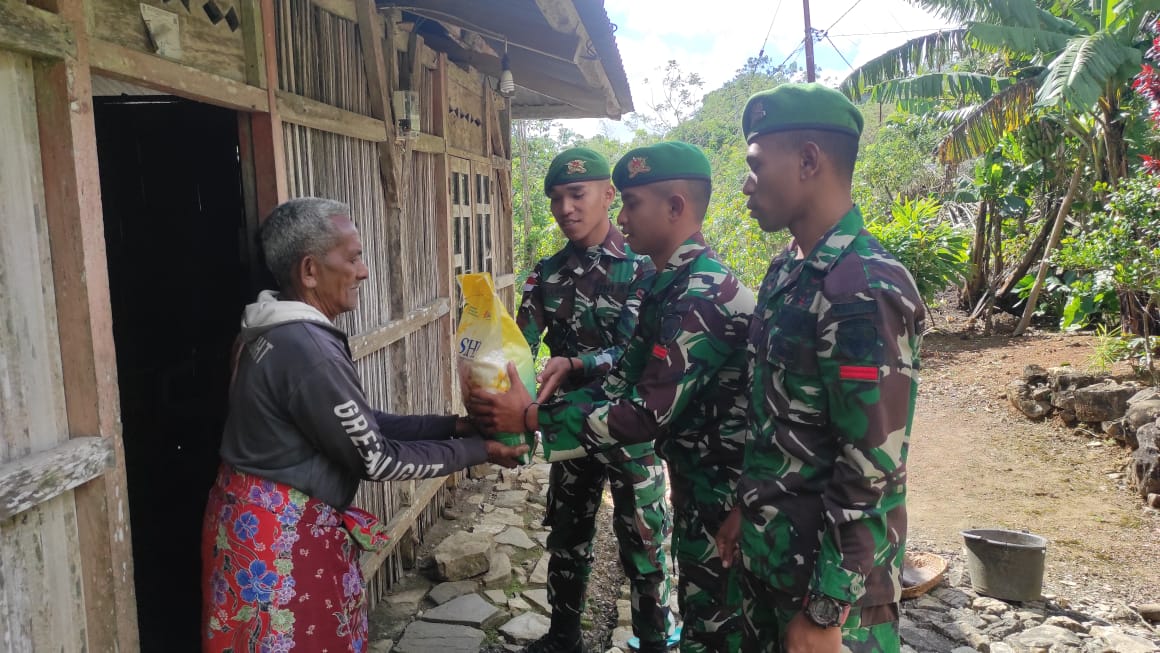 Pos Laktutus Satgas Yonif 742/SWY Berikan Bantuan Beras Kepada Warga Perbatasan RI-RDTL