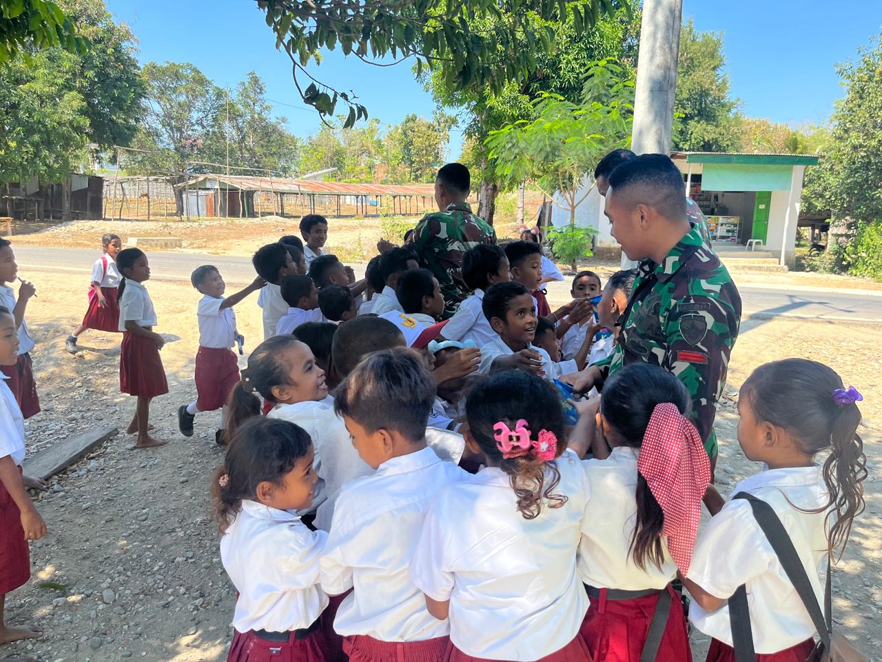 Peringati Hari Anak Nasional Pos Nunura Satgas Yonif 742/SWY Bagikan Coklat Kepada Para Murid di Perbatasan RI-RDTL